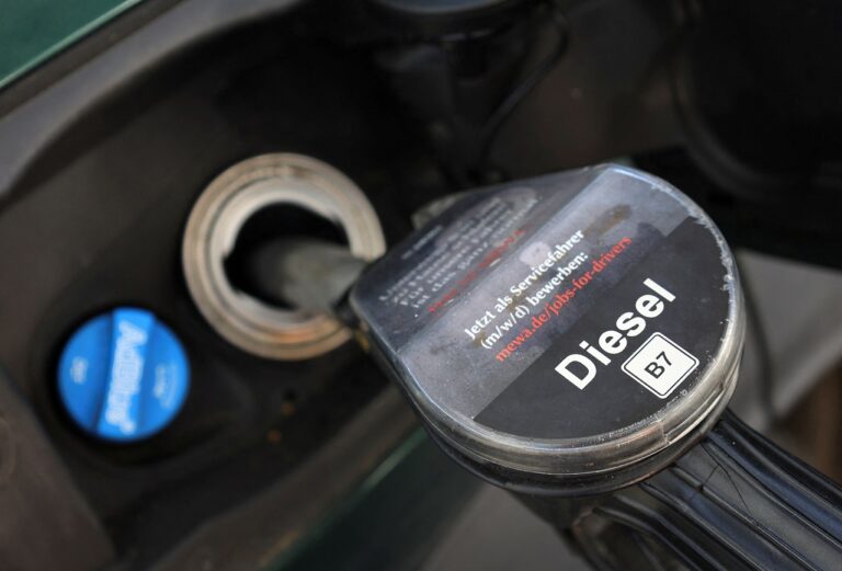 Preço do diesel cai quase 1% na semana e gasolina volta a recuar no País