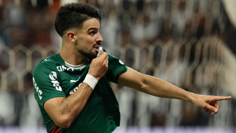Palmeiras mapeia atacantes no mercado pensando em saída de Flaco López