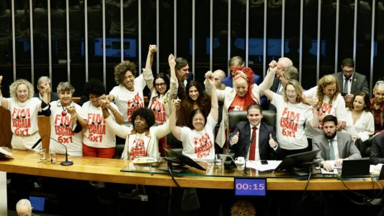 Governistas comemoram aprovação do fim da 6 X 1 e provocam PL
