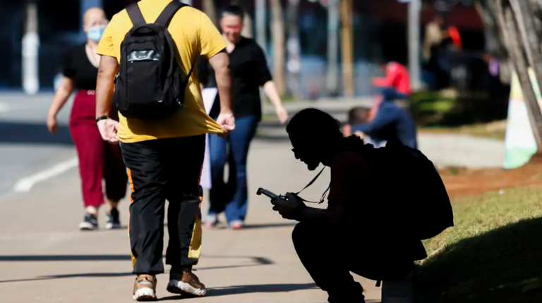 Desemprego e renda mantêm estabilidade em abril, sem novas pressões sobre o BC