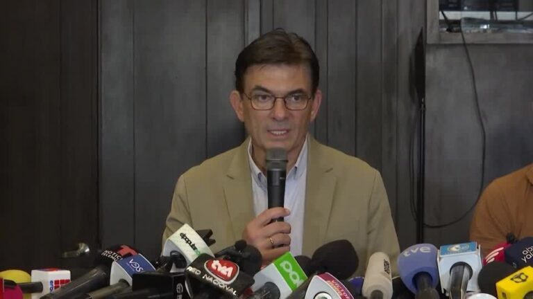 Presidente da Bolívia reduz o próprio salário em 50% em meio a protestos