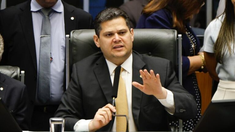 Saiba quem são os cotados para relatar a PEC 6 X 1 no Senado