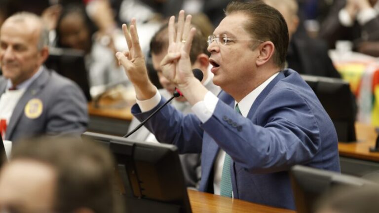 Governistas criticam apoio do PL a fim da 6 X 1: “Cristão de última hora”