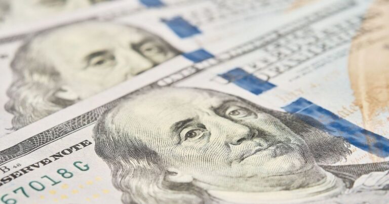 Com queda do dólar, gastos dos brasileiros no exterior crescem 34%