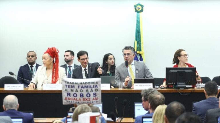 Comissão adia votação da PEC do fim da escala 6 X 1