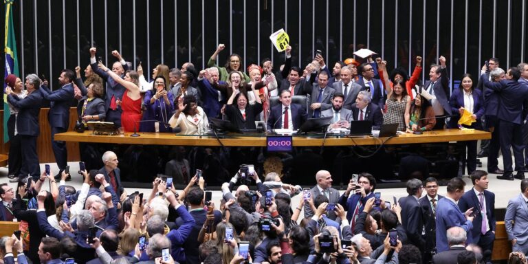 Saiba como votaram os deputados na PEC que acaba com a escala 6×1