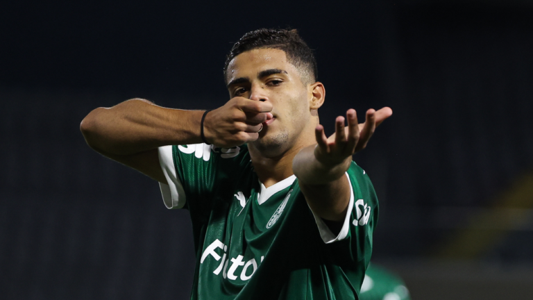 Cria da Academia vira grande surpresa do primeiro semestre e se consolida entre os destaques do Palmeiras