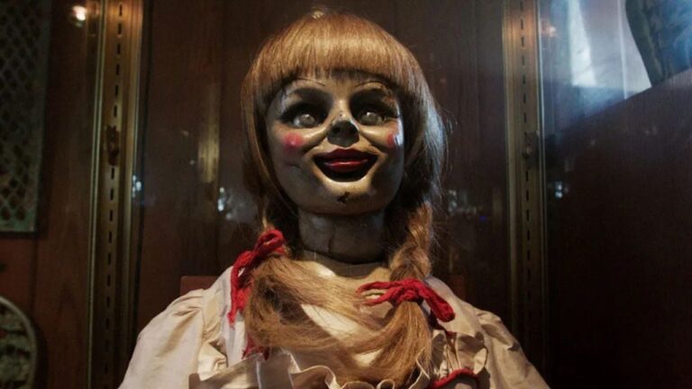 Como isso é possível? 35 anos antes de Invocação do Mal, Annabelle apareceu neste clássico filme de terror