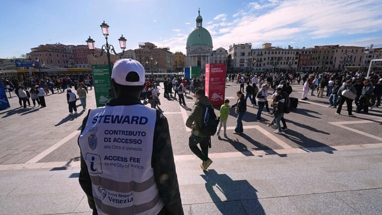 Itália: novo autarca quer subir taxa de entrada em Veneza para 50 €