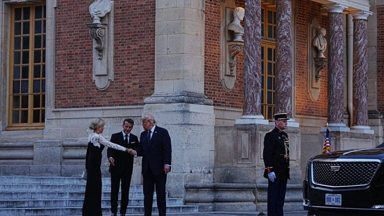 Vídeo. França: Trump recebido em Versalhes para jantar com Macron