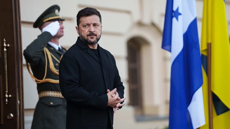 Zelenskyy dá ultimato de uma semana a Lukashenko para remover equipamento de drones