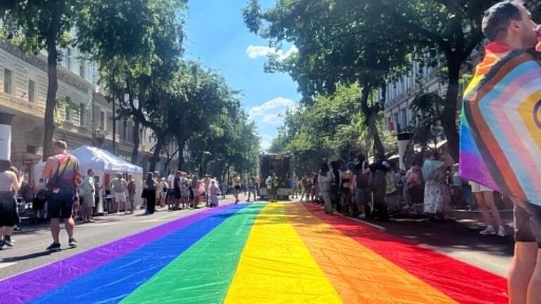 Marcha LGBT volta a Budapeste depois da proibição da era Orbán