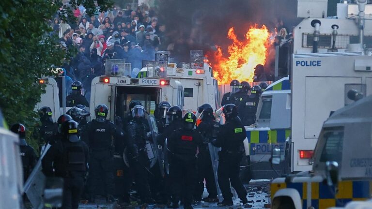 Vídeo. Irlanda do Norte: confrontos após polícia usar canhão de água perto de Belfast