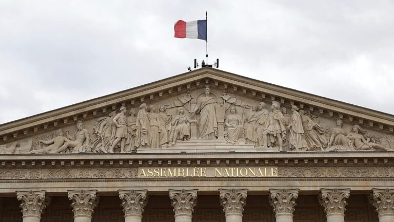 França: Assembleia Nacional aprova lei da morte assistida após rejeição no Senado