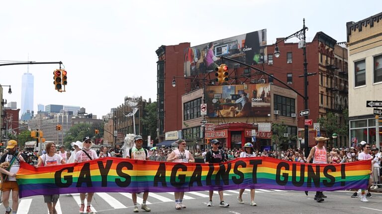 Vídeo. Estados Unidos: milhares participam no desfile do Orgulho LGBT+ em Nova Iorque
