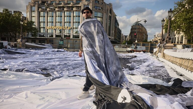 França: vento danifica 'La Caverne' do Pont-Neuf e adia inauguração