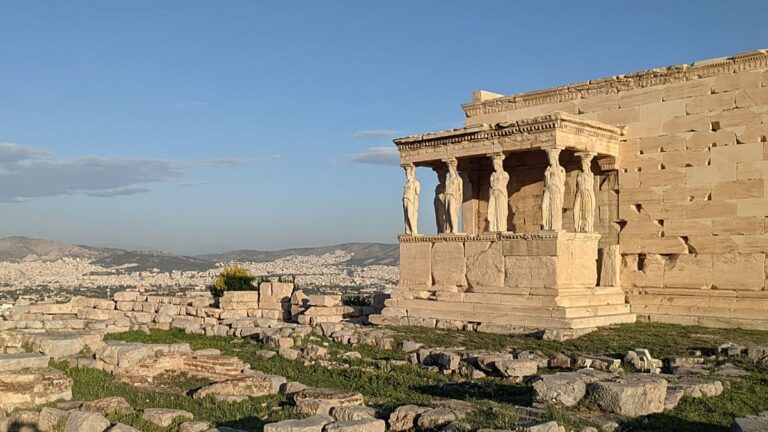 Grécia, Espanha e Itália impulsionam aumento da procura de viagens no verão de 2026
