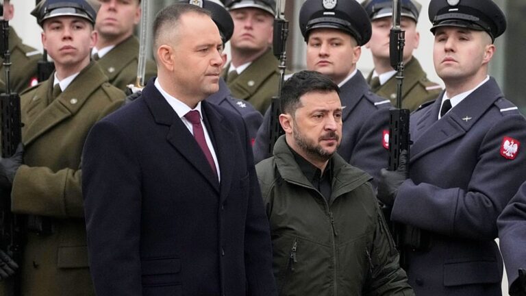 Presidente da Polónia retira Ordem da Águia Branca a Volodymyr Zelenskyy