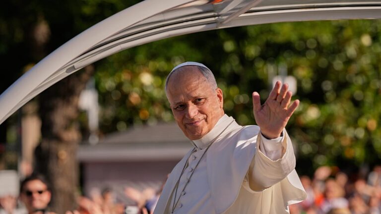 Missa de Leão XIV do Corpus junta multidão em Madrid