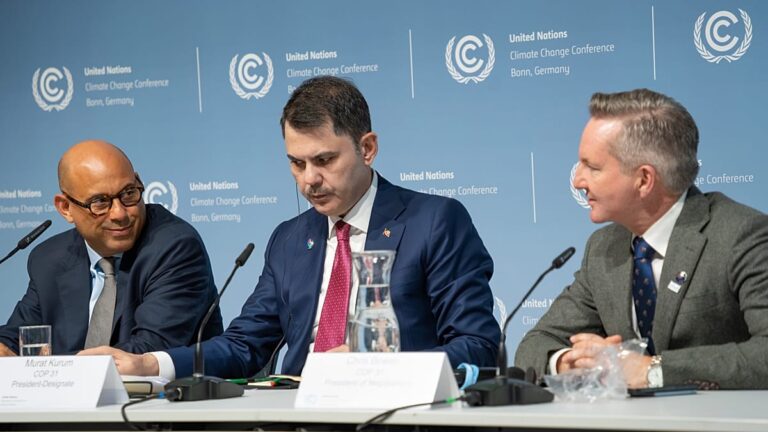 ONU enfrenta críticas por atrasos de vistos e redução do espaço cívico nas negociações climáticas