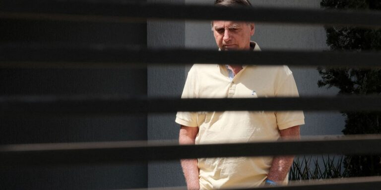 Bolsonaro presta depoimento à polícia sobre apreensão de arma