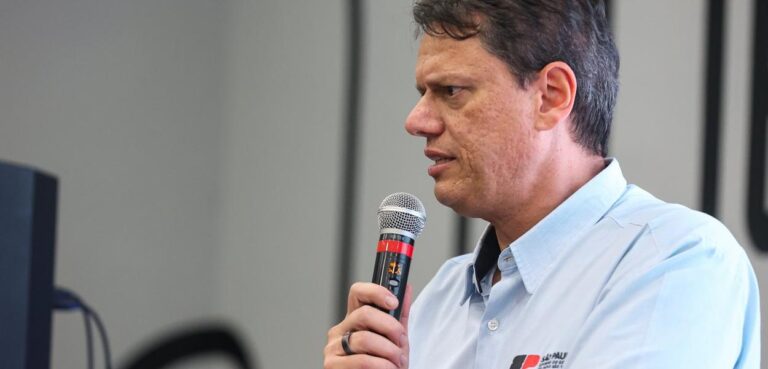 Tarcísio diz que briga entre Flávio Bolsonaro e Michelle é “questão de família”