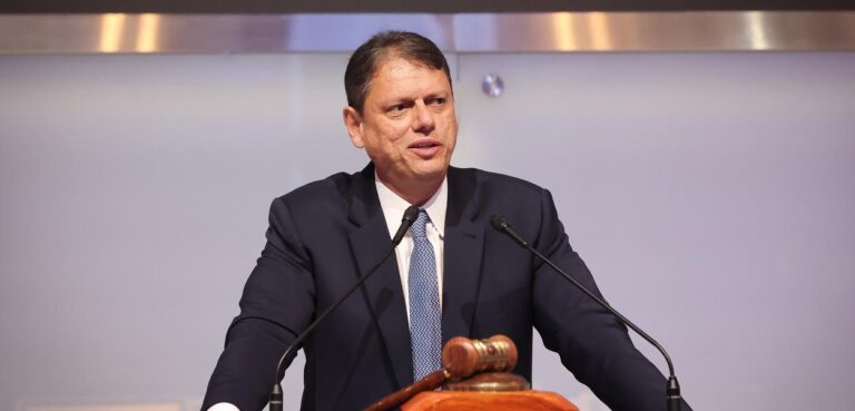 Desistências de Kim e Serra em São Paulo favorecem Tarcísio, diz Altamiro Borges