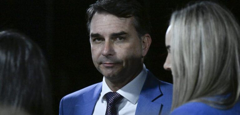 Flávio Bolsonaro anuncia que pretende importar para o Brasil a catástrofe de Milei e associar o País ao genocídio em Gaza