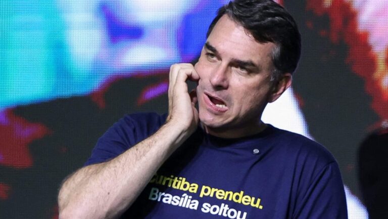Flávio Bolsonaro derrete nas bases bolsonaristas. Postura de menino.