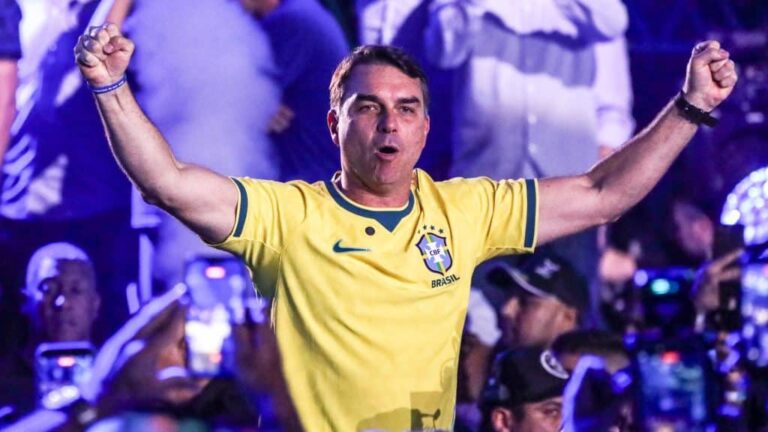 VÍDEO: Vestido de Neymar, Flávio Bolsonaro, quebra regra, pede voto “para honrar o pai”, não governar o Brasil