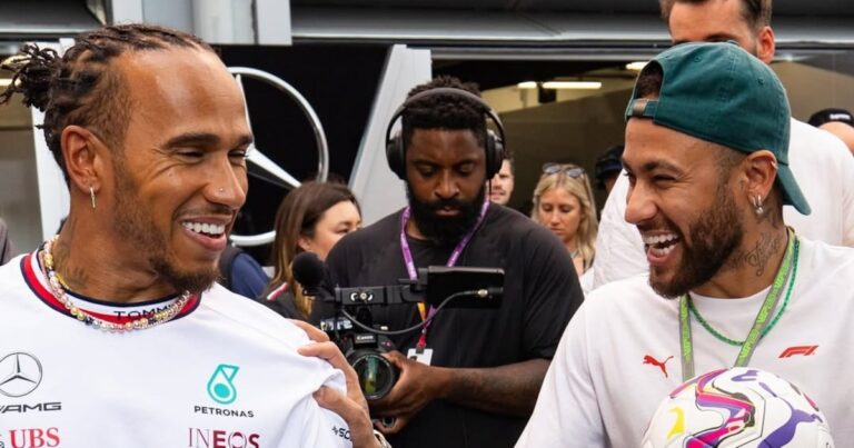 Neymar usa lema de Hamilton após voltar a jogar na Copa e recebe apoio do piloto nas redes