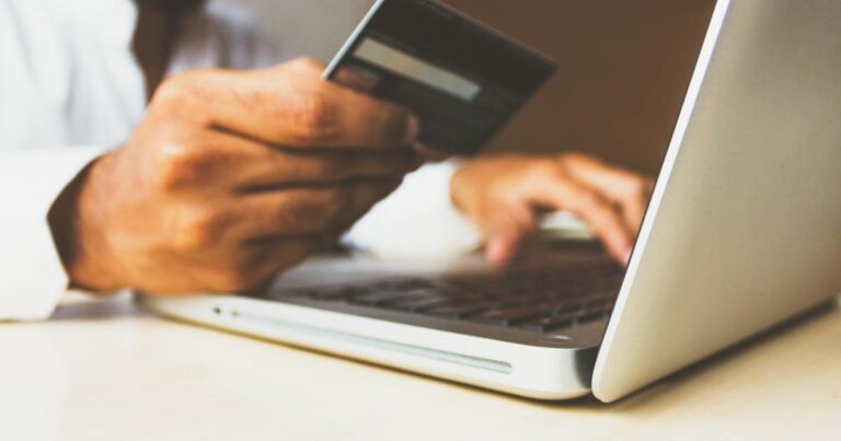 Como economizar com o cartão de crédito sem cair em dívidas