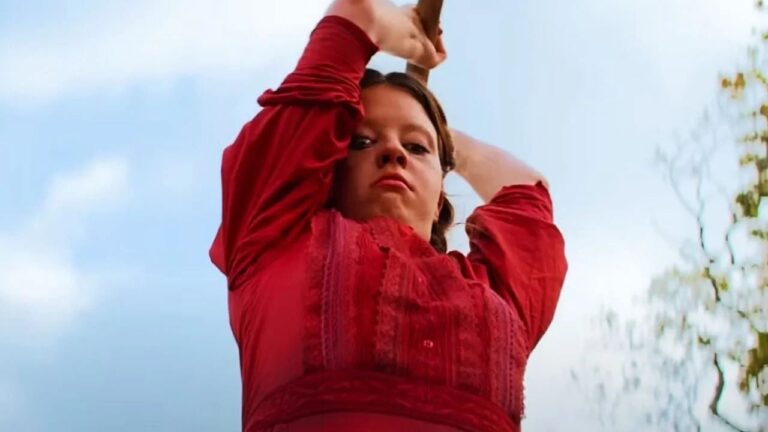 O filme de terror slasher que nos deu a atuação mais descontrolada e brilhante de Mia Goth