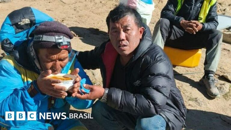 O relato emocionante do alpinista que perdeu o guia encontrado após 6 dias no Everest