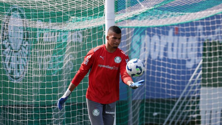 Palmeiras negocia empréstimo de goleiro para clube de Portugal; veja detalhes