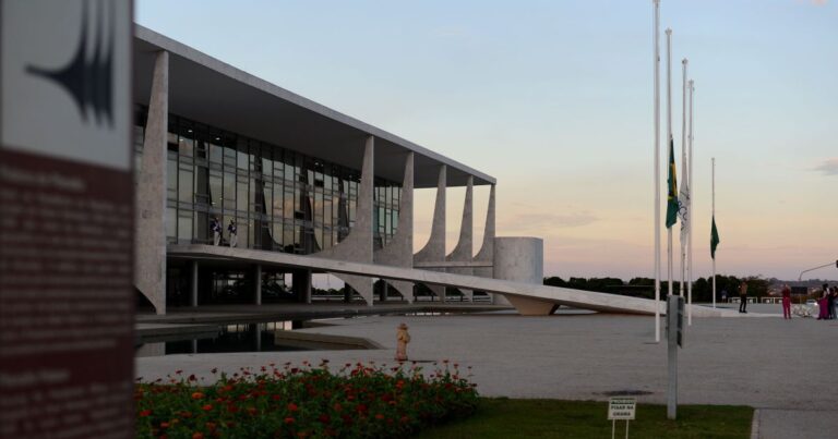 Planalto vê espaço para negociar tarifa de 25% com EUA, e não a de 12,5% | Blogs | CNN Brasil