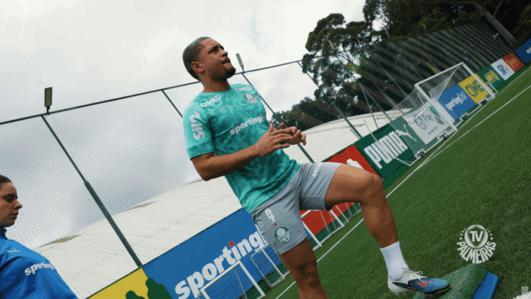 Palmeiras altera data de reapresentação do elenco, e médico explica recuperação de Vitor Roque: ‘Excelente evolução’