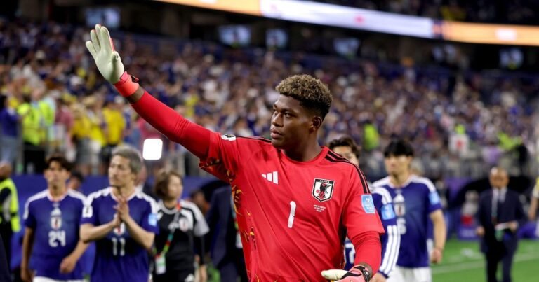 Quem é Zion Suzuki, aposta do Japão contra o Brasil na Copa e primeiro goleiro negro da seleção