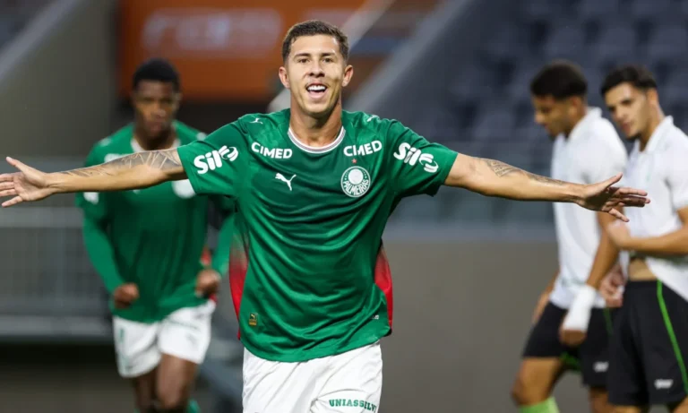 Palmeiras goleia América-MG e segue invicto na liderança do Brasileiro Sub-20