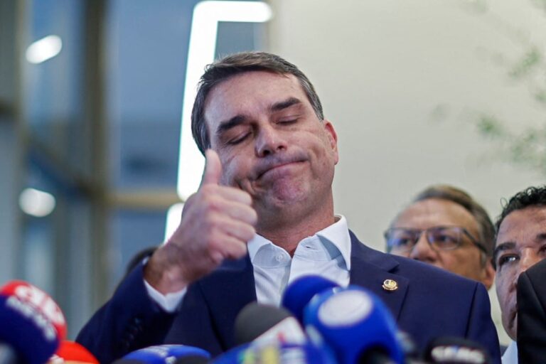 Flávio Bolsonaro se cala sobre censura a Atlas e divulga pesquisa Gerp, que errou na disputa de Bolsonaro contra Lula