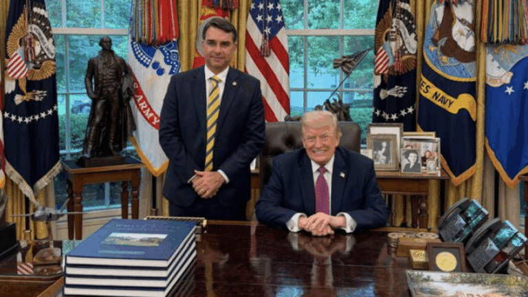 Deputados levam à PGR encontros de Flávio com Trump e Rubio