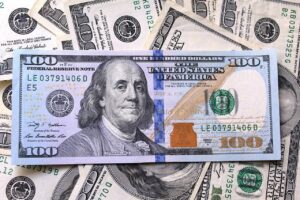 Dólar cai a R$ 4,98 e Ibovespa fecha em novo recorde, acima de 209 mil pontos