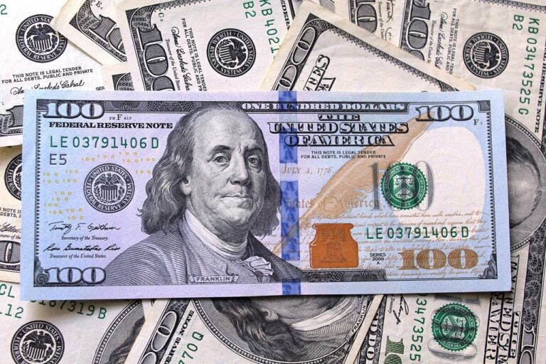 Gestoras abandonam “kit Brasil” e correm para o dólar antes do Copom, mostra XP