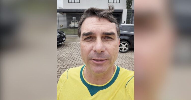 Flávio visita Bolsonaro e lamenta não poder assistir jogo do Brasil com pai
