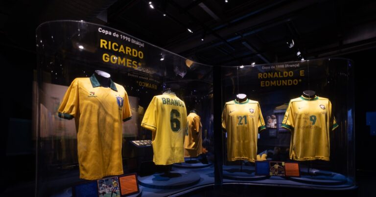 Amarelo, azul, branco: os uniformes do Brasil nas Copas do Mundo