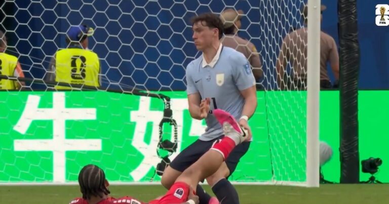 Faltou fair play? Jogador do Uruguai ‘larga’ rival com câimbras em lance de gol contra Cabo Verde