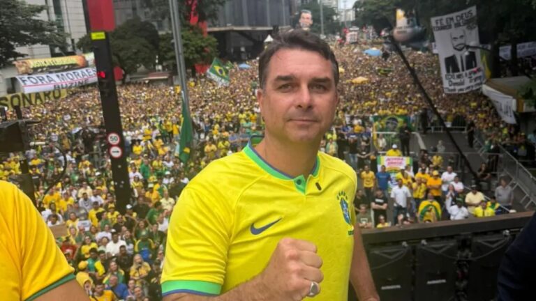 Mas é muita presunção: Flávio diz que camisa da Seleção é “camisa do Bolsonaro”