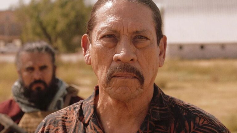 Danny Trejo entrou em um set de filmagem só para ajudar um jovem e, após ser reconhecido por um roteirista ex-detento, acabou se tornando uma estrela de Hollywood