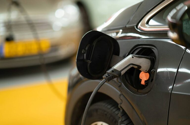 Governo mantém elevação de tarifas para carros elétricos e renova cota zero