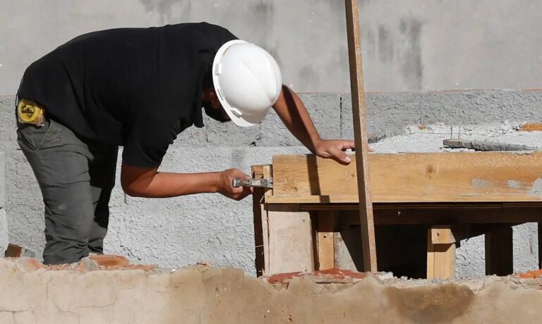 Crédito bancário lento e alta de custos freiam construção civil e impulsionam FIDCs